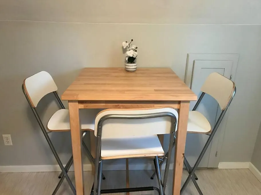 Artistic Apartment Near Downtown فكتوريا