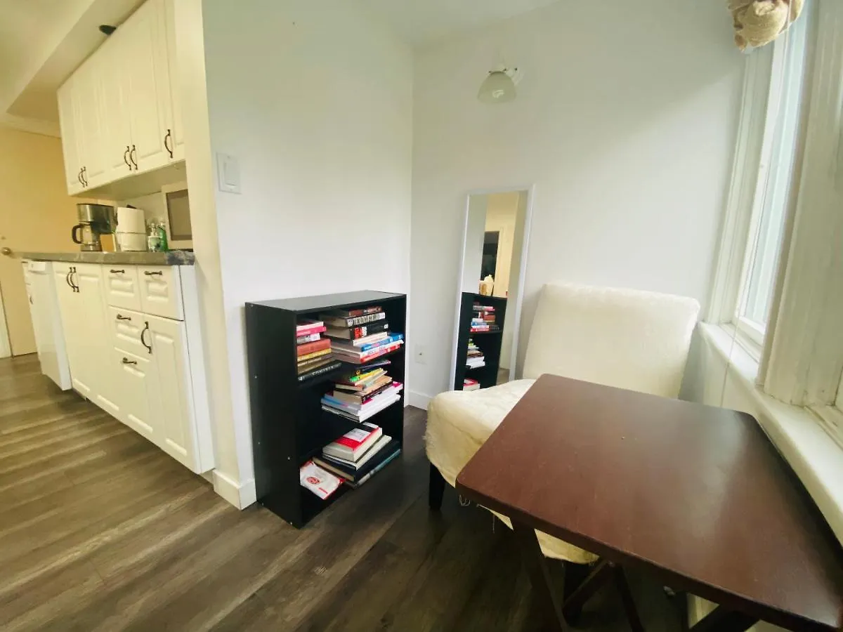 Artistic Apartment Near Downtown فكتوريا كندا