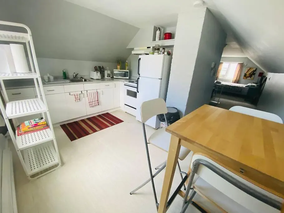Artistic Apartment Near Downtown فكتوريا