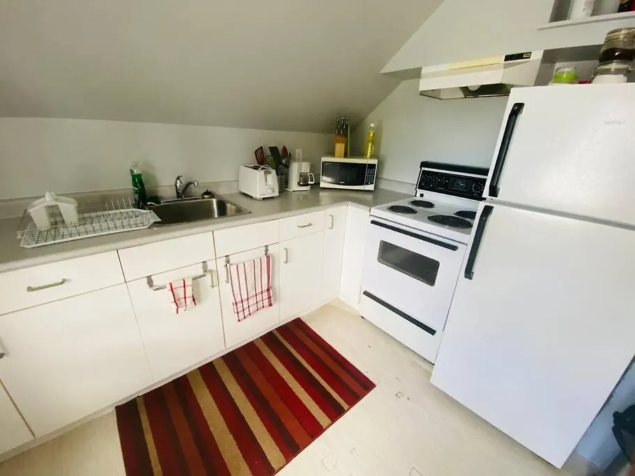 Artistic Apartment Near Downtown فكتوريا كندا