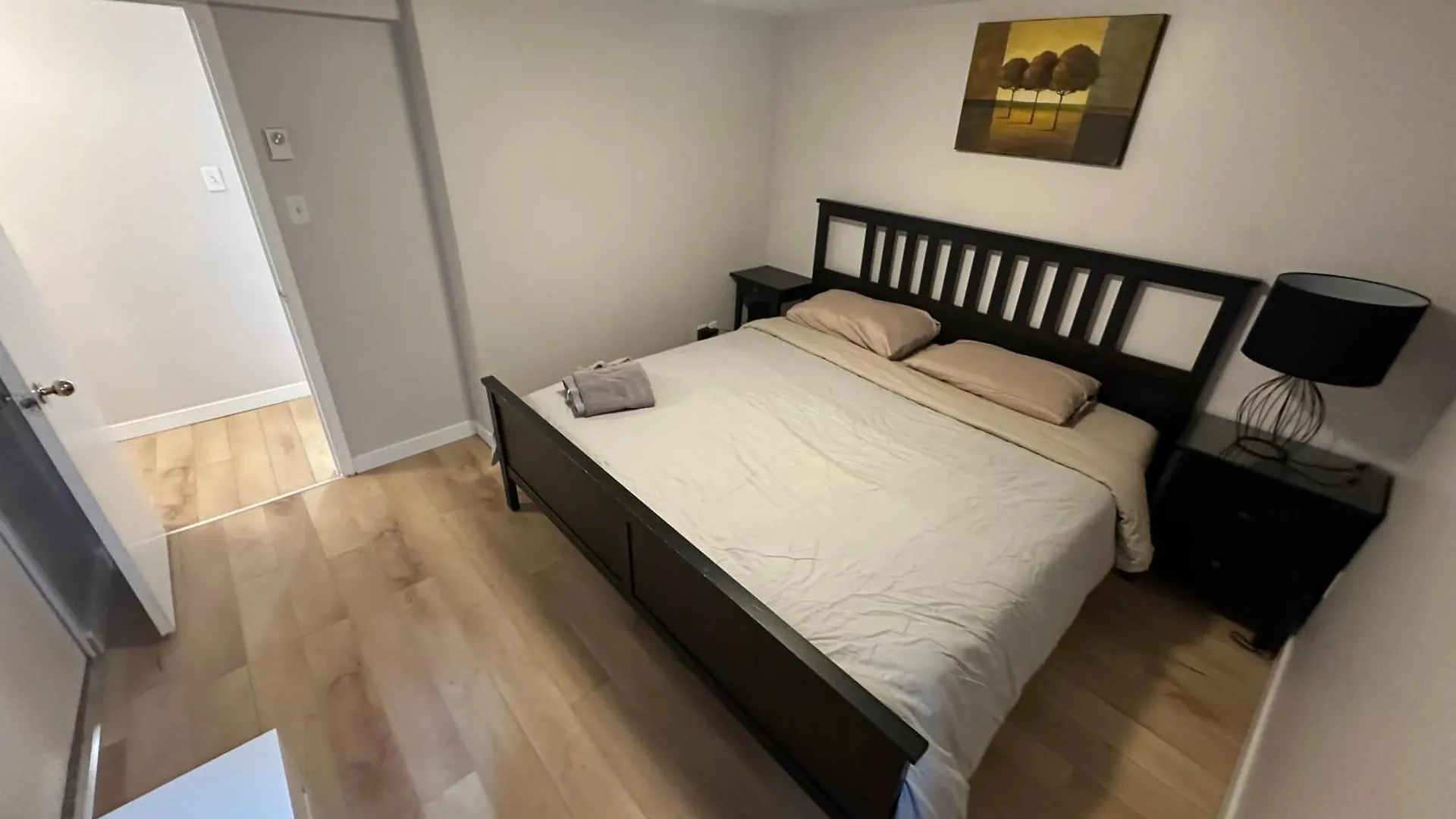 Artistic Apartment Near Downtown فكتوريا