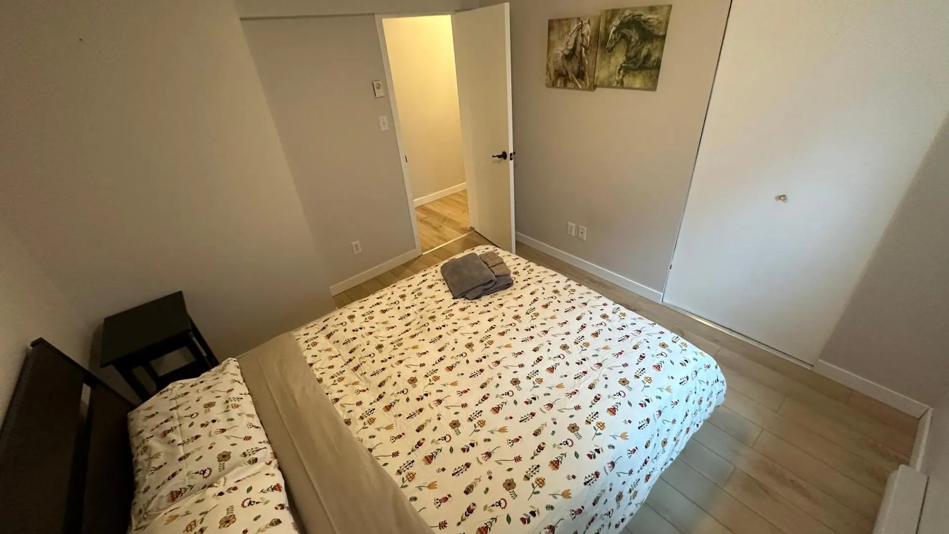 Artistic Apartment Near Downtown فكتوريا