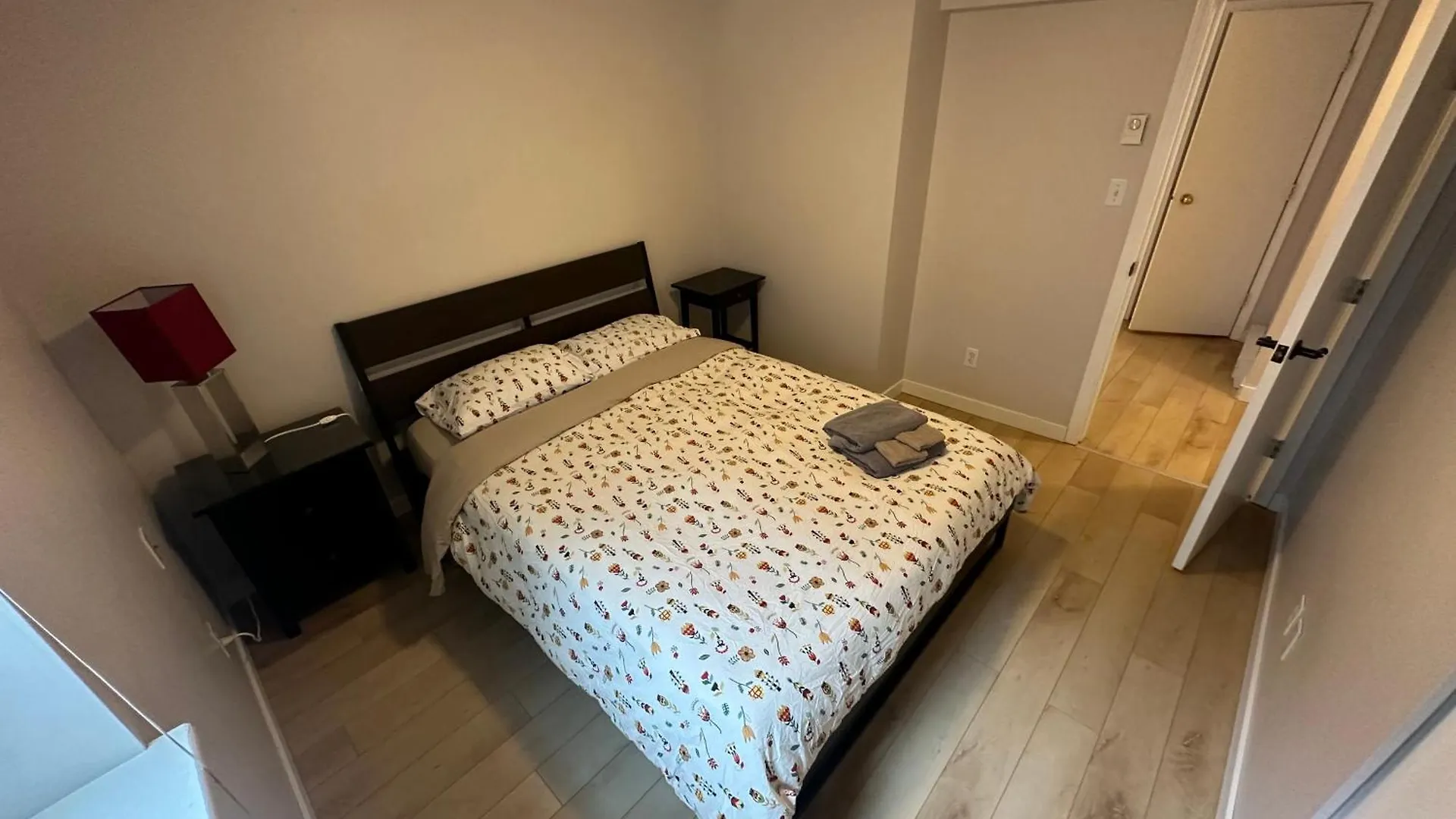 Artistic Apartment Near Downtown فكتوريا