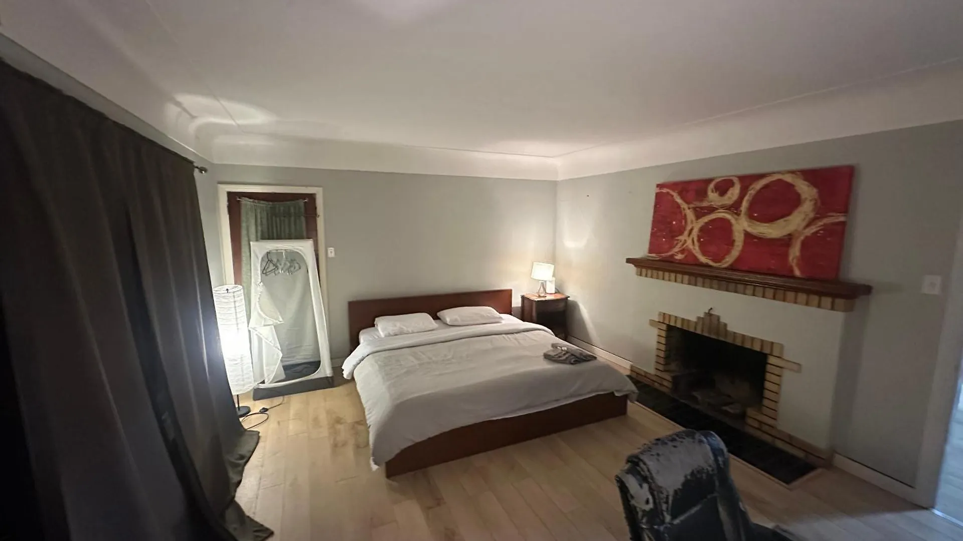 Artistic Apartment Near Downtown فكتوريا