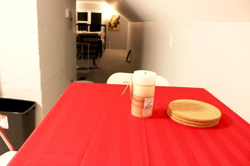 Artistic Apartment Near Downtown فكتوريا كندا