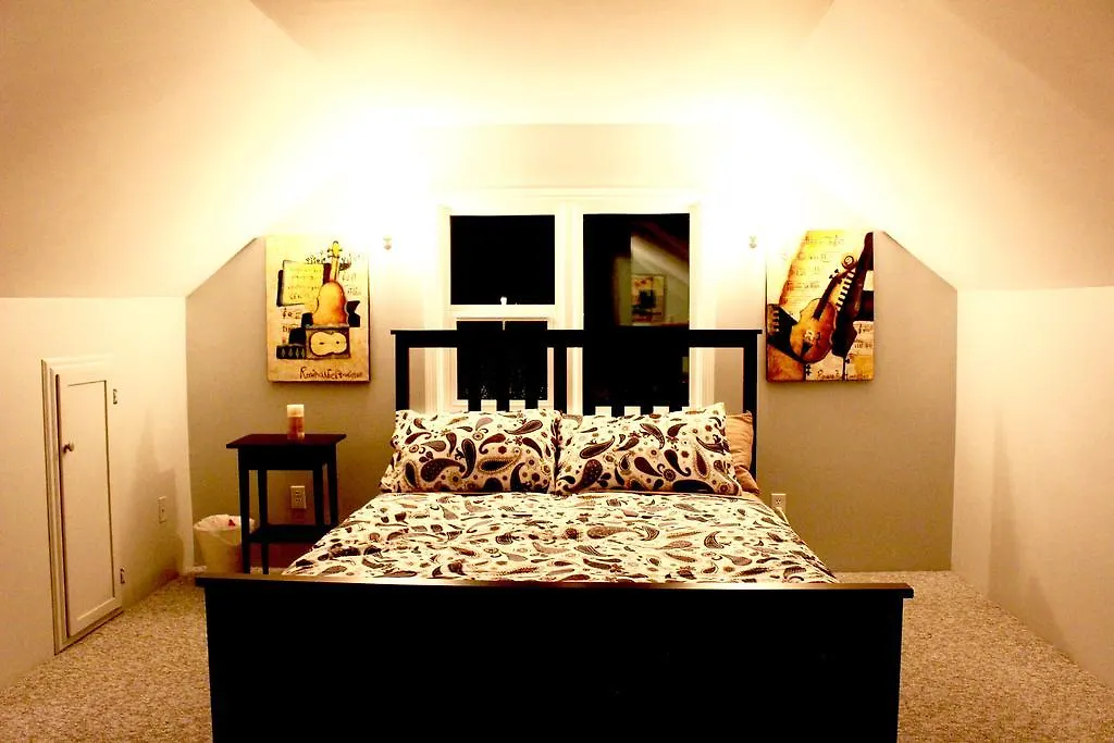 Artistic Apartment Near Downtown فكتوريا كندا
