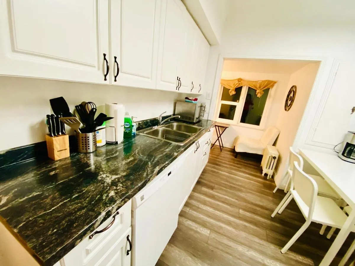 Artistic Apartment Near Downtown Виктория Канада