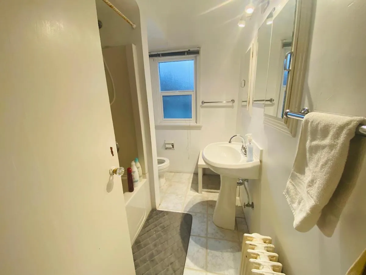 Artistic Apartment Near Downtown Виктория 0*,  Канада