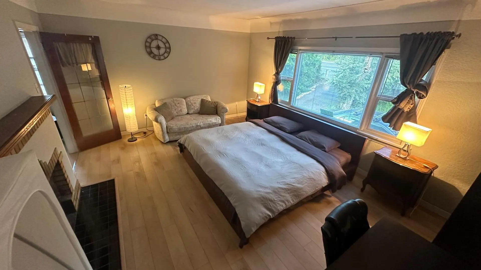 Artistic Apartment Near Downtown Виктория
