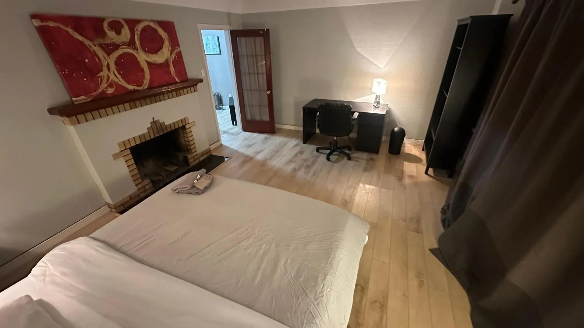 Artistic Apartment Near Downtown Виктория Канада
