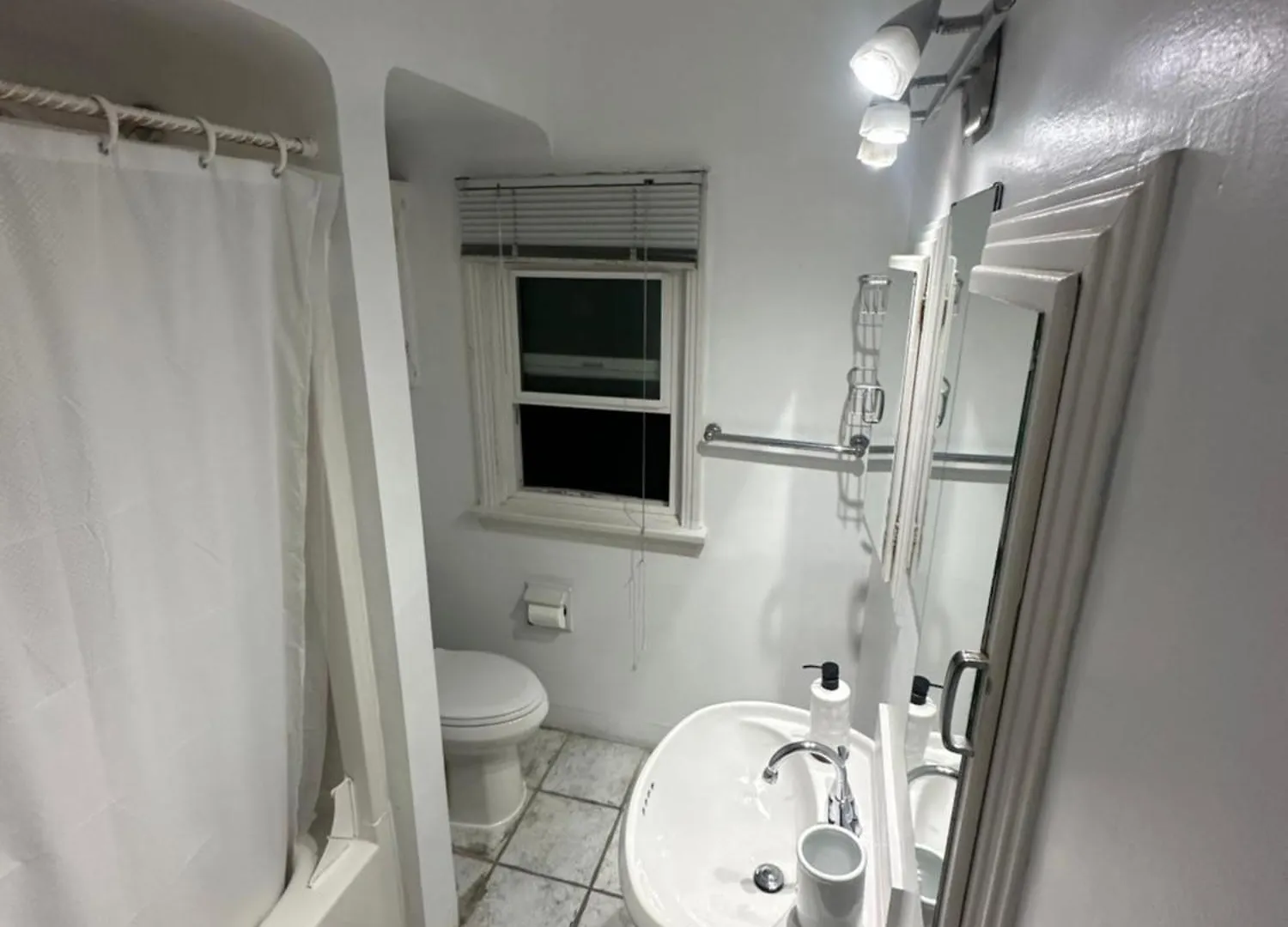 Artistic Apartment Near Downtown Виктория Канада